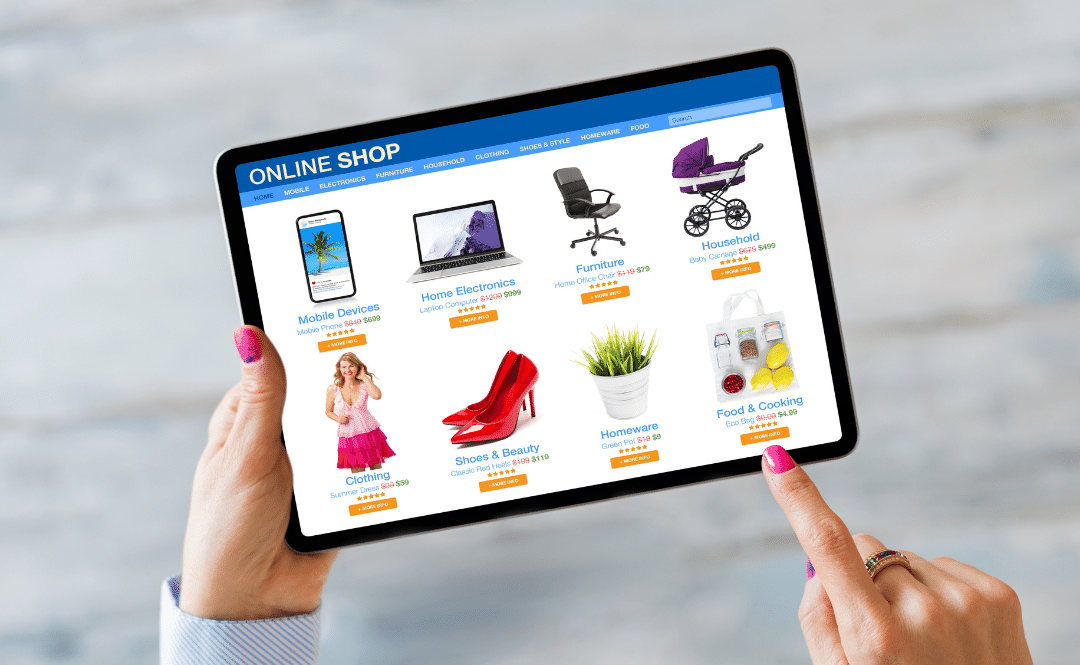 Eine Kundin surft auf ihrem Tablet in einem fehlerfreien Online Shop