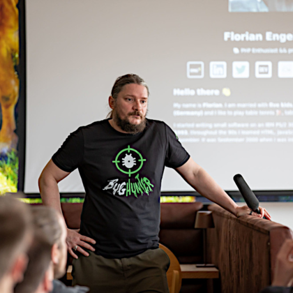 Roland Golla Votrag mit Bug Hunter T-Shirt vor Leinwand